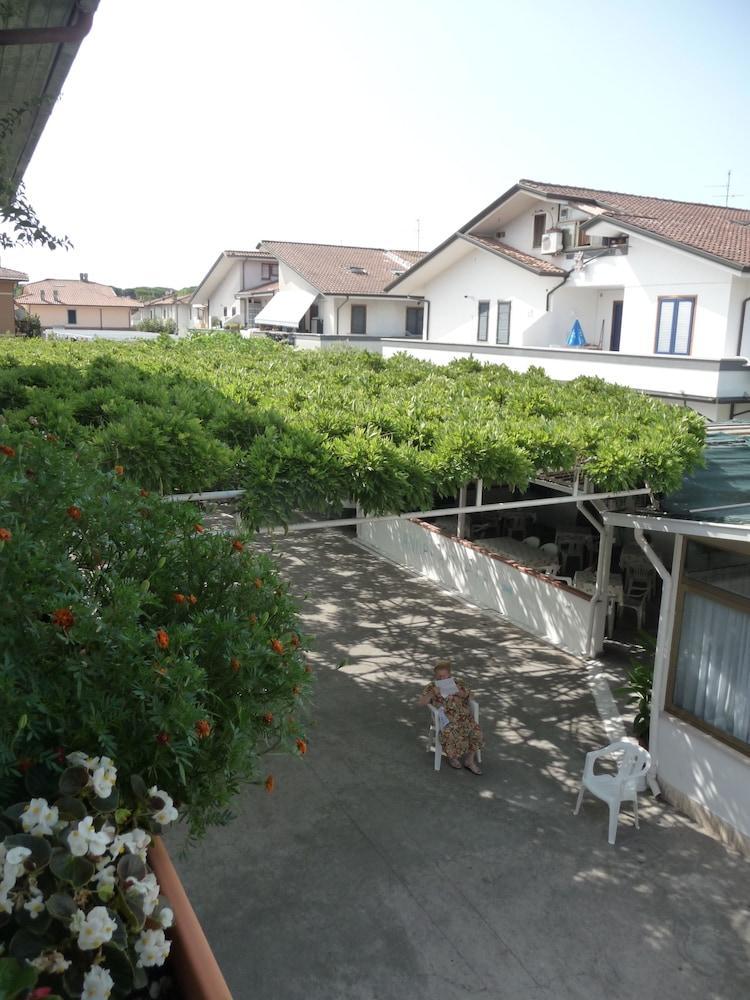 Hotel Meublè Andrea Doria à Torre del Lago Puccini Extérieur photo